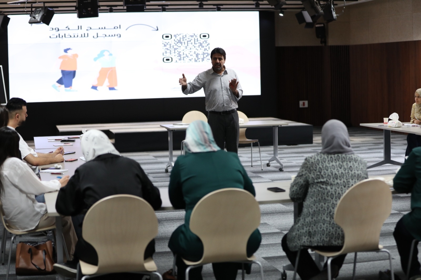 جمعية المرأة العاملة الفلسطينية للتنمية تنظم جلسة مساءلة مجتمعية مع لجنة الانتخابات المركزية